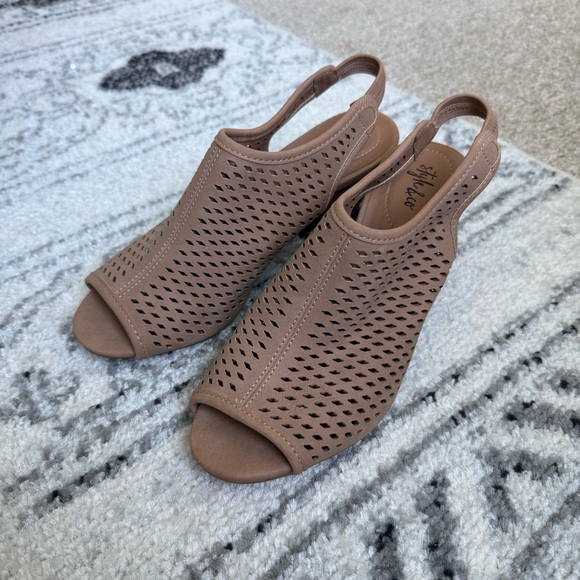 Style & Co. Tan Perforated Slingback Cone Heels NWOT - Picture 2 of 4